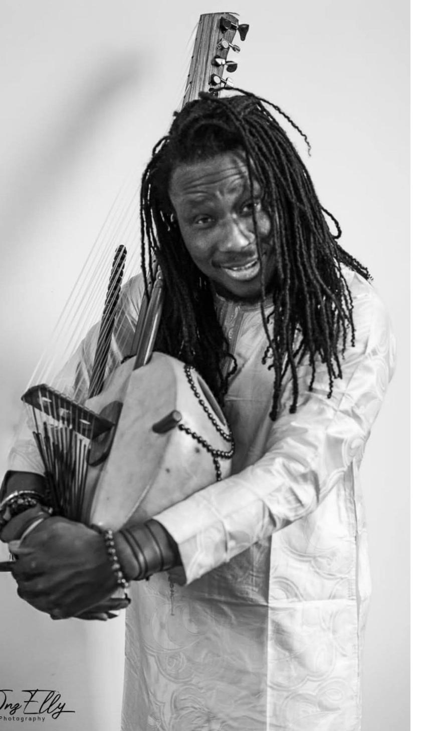 Moussa Dembélé holding the kora