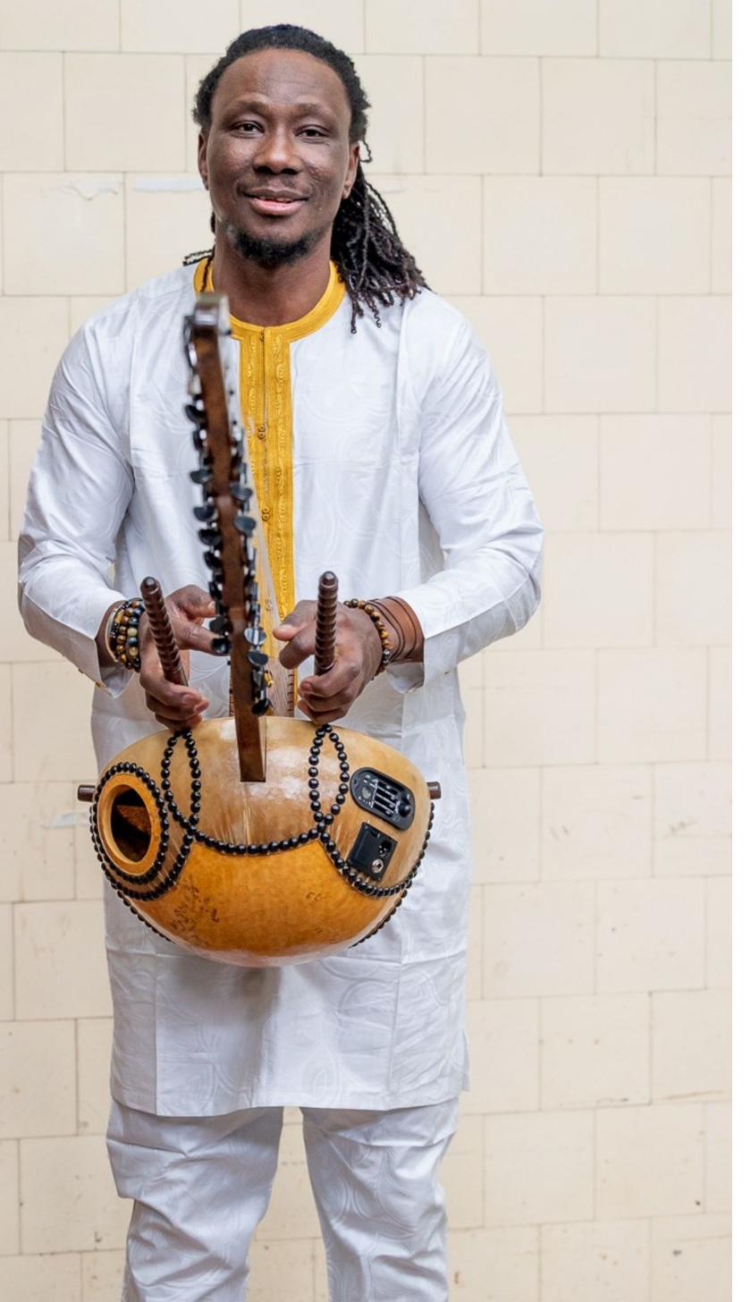 Moussa Dembélé, portrait with kora
